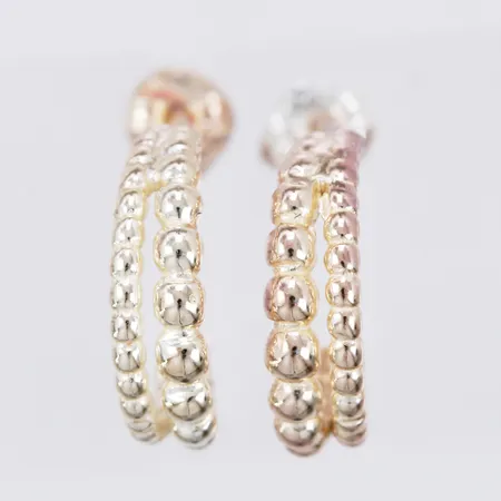 Ett par örhängen Glitter International Ab längd: ca 2cm bredd: ca 4mm silver 925/1000 Vikt: 1,6 g