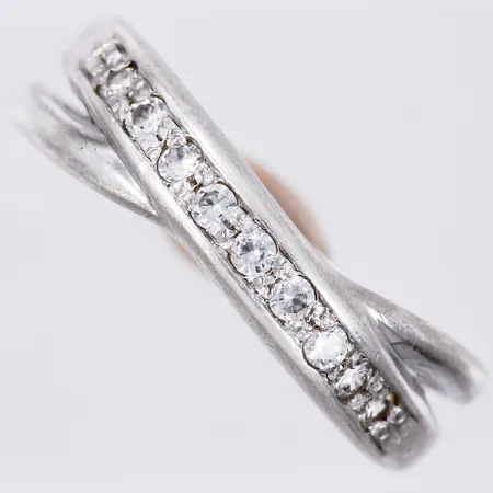 Ring med vita stenar stl: ca 17¾ bredd: ca 2-5mm GHA silver 925/1000 Vikt: 2,8 g