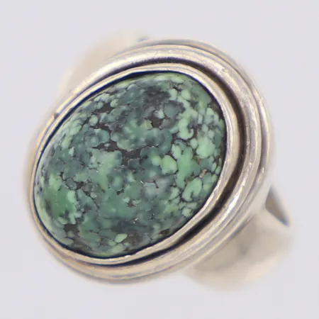 Ring med grön sten stl:17¾, bredd 20mm, sten lös, 925/1000 silver Vikt: 15,8 g