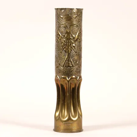Vas skyttegravskonst med kejserlig örn i relief, daterad 1921, mässing, höjd 35cm, Dubbelmonarkin Österrike-Ungern föll samman efter första världskriget 1918. Auktionspostens datum 1921 markerar bildandet av republiken Österrike. 