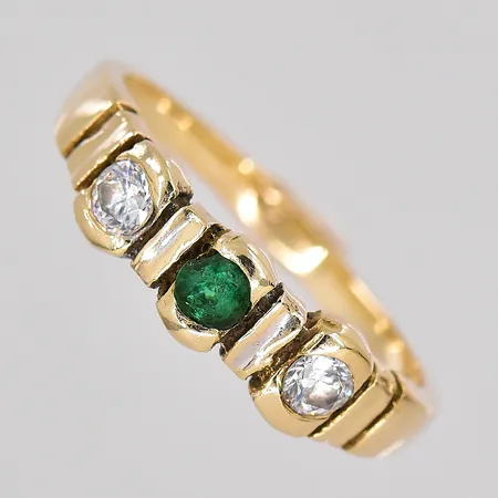 Ring stl:17¾ vita stenar nagg grön sten 14K Vikt: 2,9 g