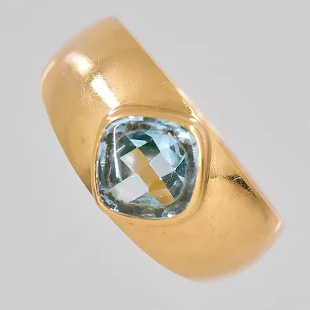 Ring stl:18½ ljusblå sten Västerås Guldsmedsatelje 18K Vikt: 2,5 g