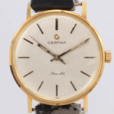 Armbandsur Certina New Art 18K, Ø34mm, manuell, sliten gravyr, monocoque, slitet läderband ej original, bruttovikt 35,7g
