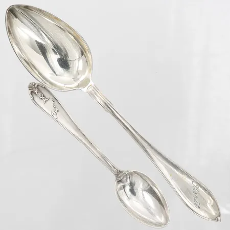 Två skedar längd 12 och 18cm, gravyr, silver 830/1000 Vikt: 45,4 g
