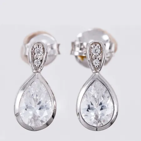 Ett par örhängen med vita stenar längd: ca 1,2cm bredd: ca 2-6mm silver 925/1000 Vikt: 2,1 g