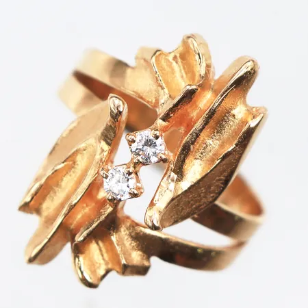 Ring med vita stenar,Thom Wirén Kristinehamn,storlek 17 ¾ mm,bredd 3.9-22.8 mm,18k. Vikt: 6,9 g