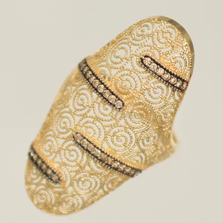 Ring med vita stenar, stl 18¼ bredd 2,5-35mm 14K 3,4g totalt. 