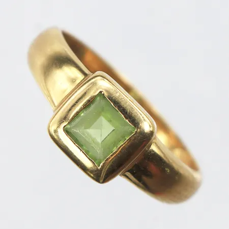 Ring med sten,storlek 18 ¾ mm,bredd 3.1-8.1 mm,18k. Vikt: 3,6 g