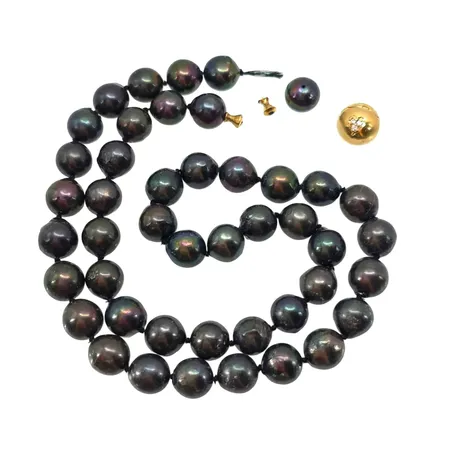 Pärlcollier, klotlås i 18K guld, Diamanter 3 x 0,007ct, Guldsmed Björn Nilsson AB (GBON), Kristianstad, låsets diameter 10 mm, låsets vikt 4,0g, två dobbar i 18K guld, odlade pärlor Ø 8,5 - 9 mm, mörk lila ton, god lyster, collierets längd 44 cm, i behov av omträdning då en av dobbarna har lossnat