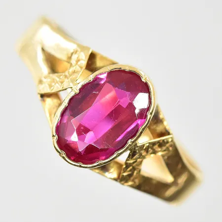 Ring med cerise sten stl:17, bredd 4-10 mm, 18K. Vikt: 2,6 g
