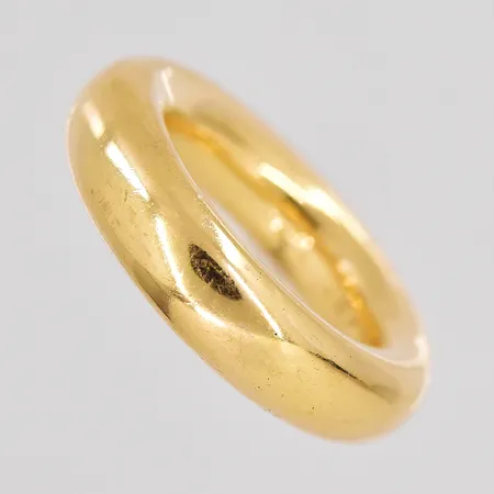 Ring stl:16¾ bredd 5,7mm Ateljé Lennart Gustafsson 18K Vikt: 13,8 g