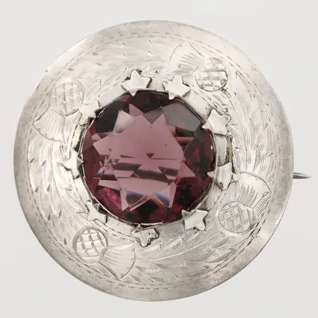 Brosch med lila sten och graverad dekor, Ø44mm, silver  Vikt: 17,9 g