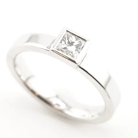 Ring m diamant princessslipad 0,25ct enligt gravyr Schalins,  vitguld, stl 16½(52), bredd 5mm, 18k, fint skick Vikt: 5,5 g