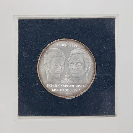 Minnesmynt Det Kungliga bröllopet Konung Carl XVI Gustaf Drottning Silvia 19 Juni 1976, Ø36mm, nominellt värde 50kr, Silver 925/1000, plastetui, Vikt: 27 g