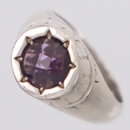Ring med lila sten Rebecca, stl 18½, bredd 11,2mm, made in Italy, silver 925/1000 Vikt: 11,5 g