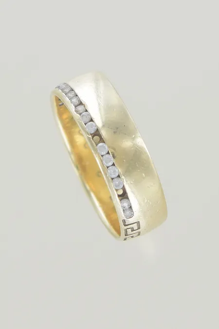 Ring med stenar stl 18 mm bredd 6 mm stenar stenar/graverad 14K  Vikt: 4,1 g