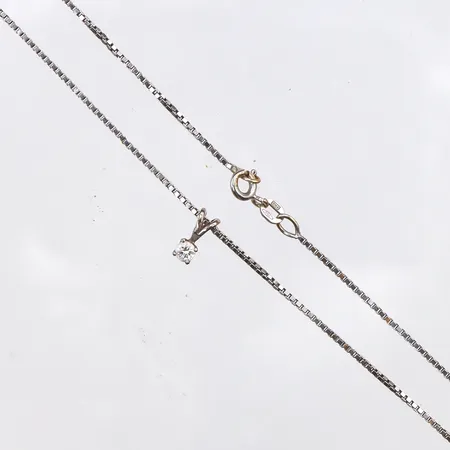 Collier med hänge vitguld,solitär diamant på 0.17 ct,längd ca 40 cm,bredd 1 mm,hängets höjd ca 8.6 mm,certifikat medföljer,18k. Vikt: 4,1 g