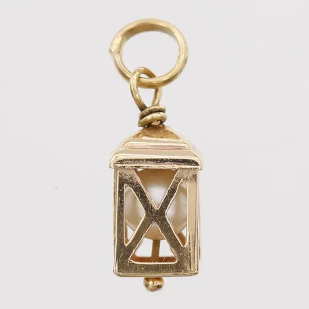 Hänge med pärla längd 21mm, bredd 7mm, 18K  Vikt: 1,5 g