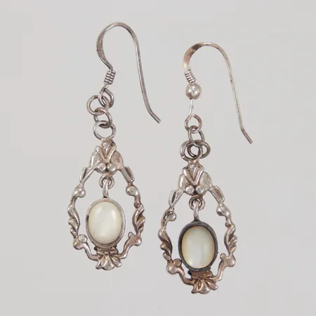 Örhängen med vita stenar med genombruten dekor 44mm, bredd 4-15mm, silver 925/1000 Vikt: 5,8 g