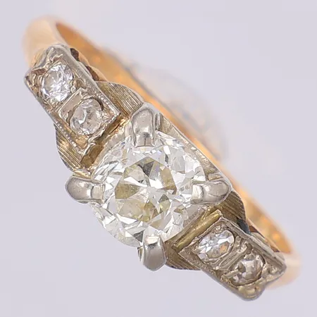 Ring med diamanter 1 x ca 0,60ct kuddslipad och 4 x 0,02ct, samtliga stenar har gammal slipning, stl:15¾, 18K Vikt: 2,2 g