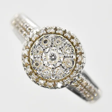 Ring med diamanter ca 48x0,005-0,002ct stl 16, bredd 3-9 mm, vitguld, 18K. Vikt: 2,3 g