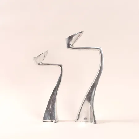 Två ljusstakar Matthew Hilton "Swan", aluminium, 1980-tal, höjd 25 respektive 32,5cm, bruksslitage.  