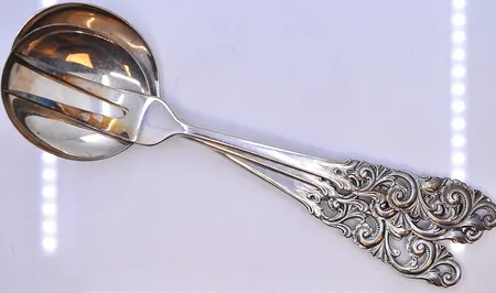 2 skedar och 1 gaffel längd 21,5 cm, silver 830/1000. Vikt: 166,9 g