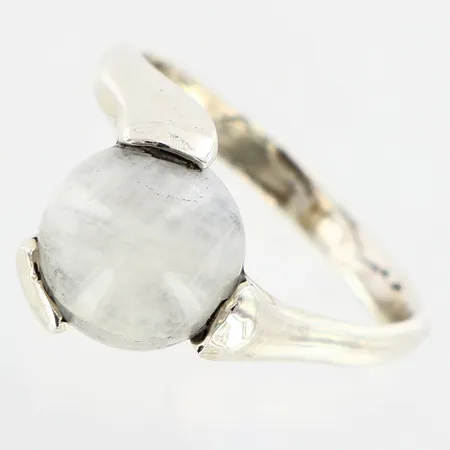 Ring med vit sten stl:18, bredd ca: 2mm, skev, nagg på sten, silver 925/1000 Vikt: 4,8 g