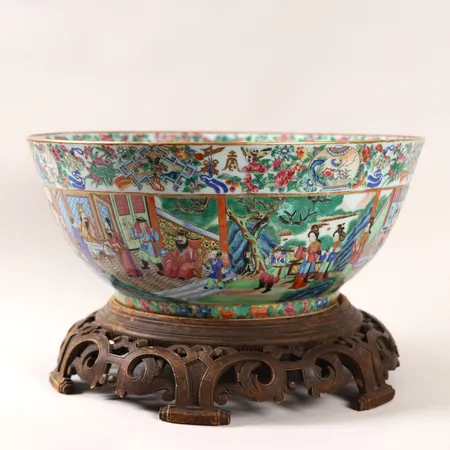 Bålskål Kina porslin Kanton, 1821-1850, polykrom dekor av figurscener, blommor och djur, Ø40cm, höjd 17,5cm, samtida snidad träsockel med materialbortfall medföljer, mindre färgbortfall, några ytliga retuscher. Specialfrakt, kontakta pantbankskontoret för mer information.