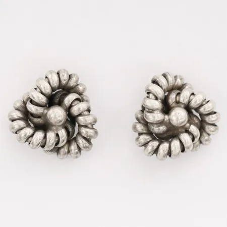 Örhängen längd 13mm, bredd 13mm, en snurrebuss saknas, silver 830/1000 Vikt: 6,1 g