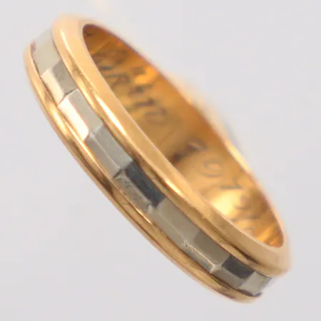  Ring tväfärgad, stl: 18¼, gravyr, 18K Vikt: 5,1 g