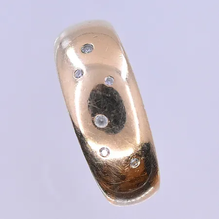 Ring med vita stenar Alton stl:19¾. bredd 4-9 mm 18K. Vikt: 9,3 g