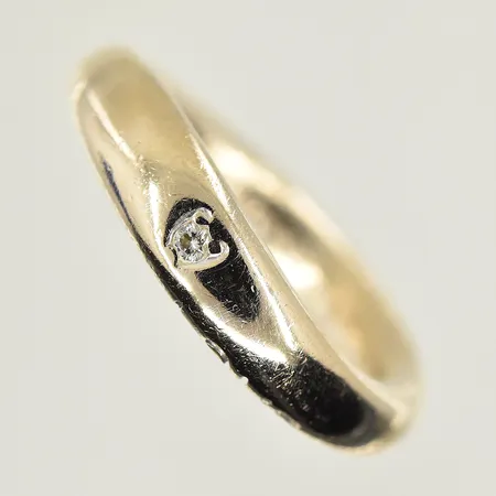 Ring Love Ole Lynggaard med diamant 0,02ct design Charlotte Lynggaard stl:16¼, bredd 3-5 mm, gravyr, vitguld, 18K. Vikt: 10,1 g