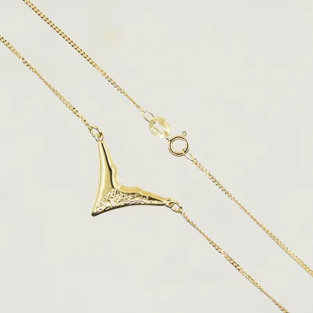 Collier med integrerat hänge längd 42 cm, länkens bredd 1 mm, 14K. Vikt: 1,8 g