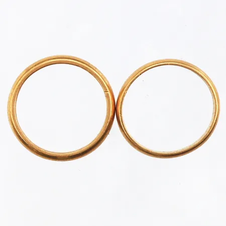 Ringar 2 st släta med gravyr,storlek 16 och 16 ½ mm,bredd 4.3 mm,23k. Vikt: 10,5 g