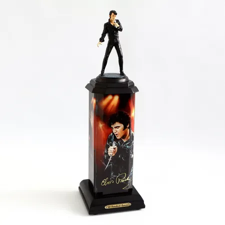 Statyett med lampa Bradford Exchange, plast, med Elvis Presley motiv, höjd:40cm, bredd:12cm, behöver batteri, ej funktionstestas, saknar sladd till uttag.  Vikt: 0 g Skickas med paket.