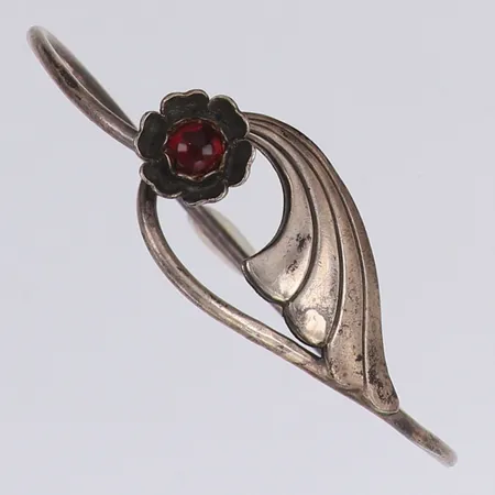 Stelt armband med röd sten, Ø65mm, öppningsbar, Alton, 830/1000 silver Vikt: 9,4 g