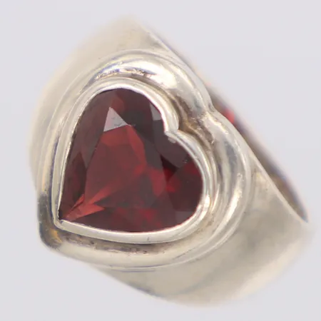 Ring med röd sten stl:16¾, bredd 16mm, 925/1000 silver Vikt: 7,6 g