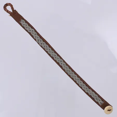 Armband tennbroderi på tyg/läder brun ca 15cm bredd 8mm hornknapp