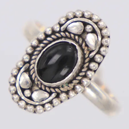 Ring med svart sten stl:17½, bredd 20mm, 925/1000 silver Vikt: 4,5 g