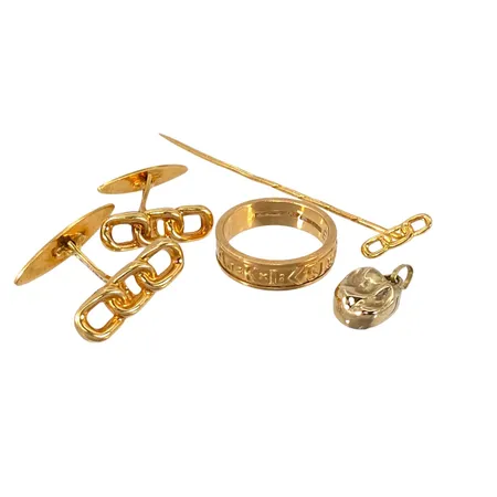 Diverse smycken, 18K guld, defekter, gravyr Vikt: 13,9 g