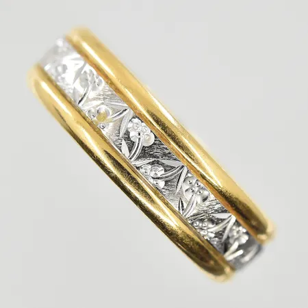 Ring stl:16 bredd 5 mm, gravyr, rödguld/vitguld, 18K. Vikt: 5,6 g