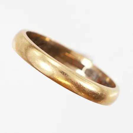 Ring slät stl:17¾ bredd: 3mm, gravyr, missfärgningar, 18K Vikt: 3,3 g