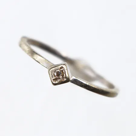 Trasigt guld med liten sten,18k. Vikt: 1,1 g