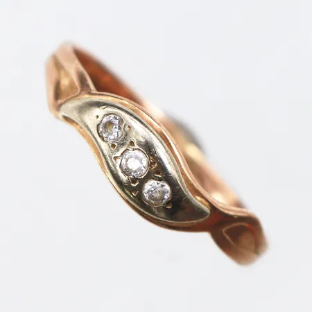 Ring med stenar,storlek 18 ½ mm,bredd 1.9-5.3 mm,14k. Vikt: 2 g