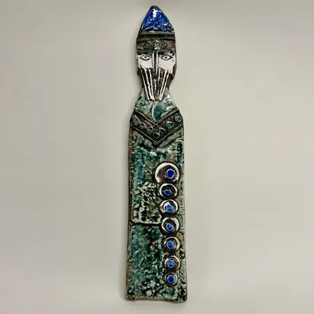 Väggplakett ur serien biskopar Lisa Larson, Gustavsberg, 45x9cm, stämpelsignerad Lisa L., etikettmärkt, tillverkades 1963-1969, grönglaserat stengods Skickas med postpaket.