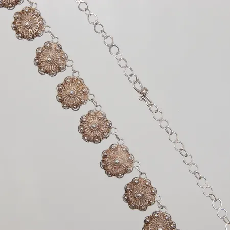Collier med blommor i filigranarbete 40cm, bredd 14mm, 925/1000 silver Vikt: 16,2 g