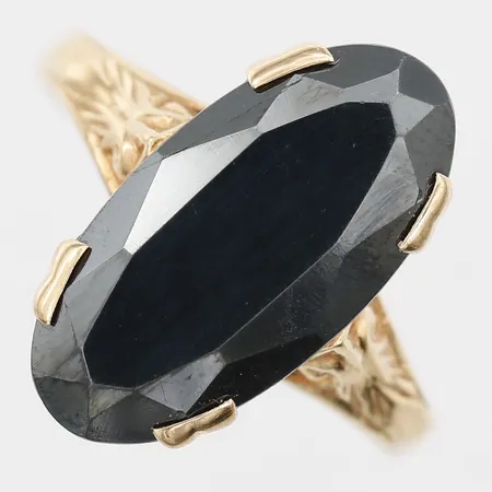 Ring med hematit stl:18¼, bredd 2-18mm, 18K Vikt: 4,6 g