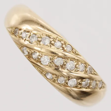 Ring med vita stenar stl:17½, bredd 3-6,5mm, något ojämn skena, 18K Vikt: 2,6 g