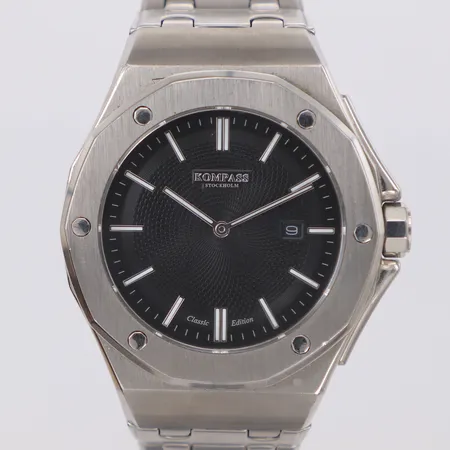 Herrur Kompass Stockholm Classic Edition Ø44mm, quartz, stållänk, datum, extra länkbitar, bruksslitage, mjukt fodral